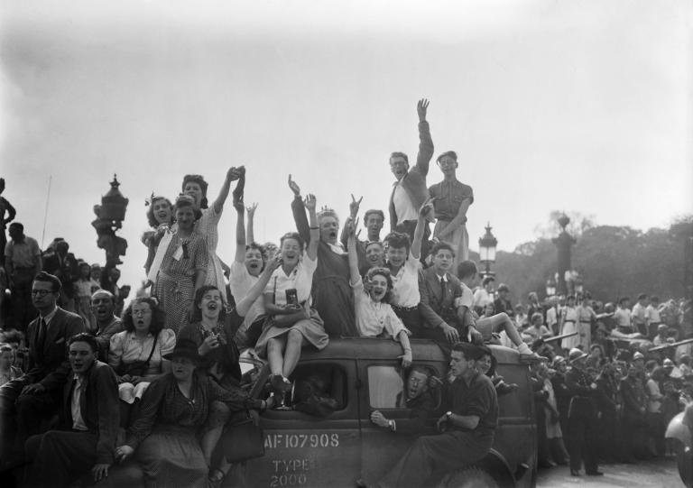 Esta multitud vitoreando saluda mientras esperan a los soldados de las tropas aliadas; hace 80 años, los parisinos se rebelaron contra los ocupantes alemanes: el 25 de agosto de 1944, después de una semana loca de huelgas, barricadas y batallas callejeras, París fue liberada. Foto: AFP