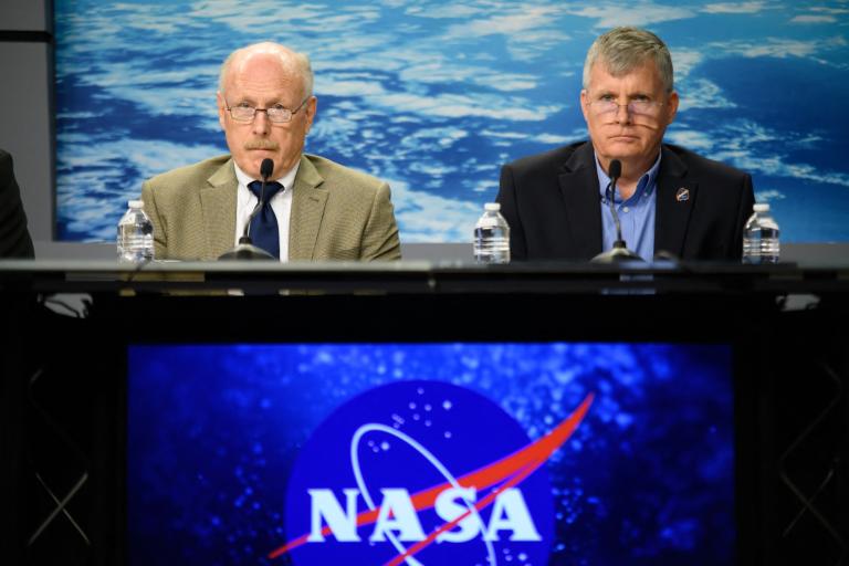 El administrador asociado de la NASA, Ken Bowersox, y el gerente de tripulación comercial, Steve Stich. Foto: AFP