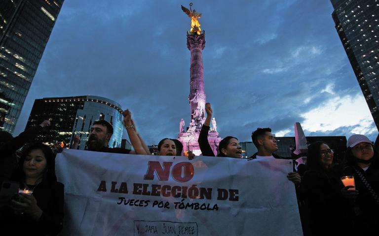 Ayer cientos de personas se manifestaron en el Ángel de la Independencia en contra de la reforma judicial. Foto: Cuartoscuro