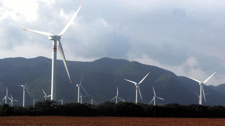 JUCHITÁN DE ZARAGOZA, OAXACA, 22ENERO2009.- La energía eólica es la energía obtenida del viento, o sea, la energía cinÈtica generada por efecto de las corrientes de aire, y que es transformada en otras formas útiles para las actividades humanas. En la actualidad, la energía eólica es utilizada principalmente para producir energía elÈctrica mediante aerogeneradores. Por lo que el gobierno federal ha emprendido una serie de proyectos de energía renovable como la Central de Energía Eólica Parques Ecológicos de MÈxico que se instaló en esta comunidad oaxaqueña. El Jefe del Ejecutivo señalo que estos proyectos permiten que no se distraigan recursos para la educación o la salud..“La energía renovable, la que no se acaba; un día se puede acabar, incluso, hasta el petróleo”, agregó. Además una vez que sean completadas las obras que se realizan en La Ventosa, sólo con el viento, sin quemar una sola gota de petróleo se va a generar casi tanta electricidad como la que se genera en Chiapas con las presas de ChicoasÈn, de Malpaso o de Peñitas y un costo por este tipo de molinos de 20 millones de pesos. FOTO: CARLOS SALINAS ENRIQUEZ/CUARTOSCURO.COM