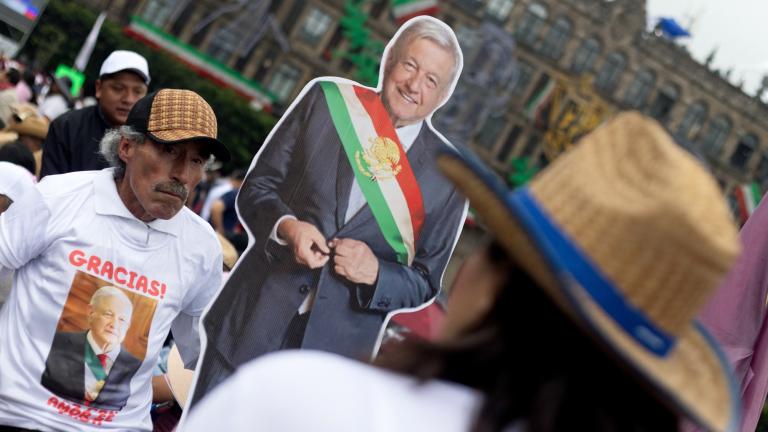 Simpatizantes de AMLO acudieron al VI Informe de Gobierno de AMLO en el Zócalo. Foto: Reuters