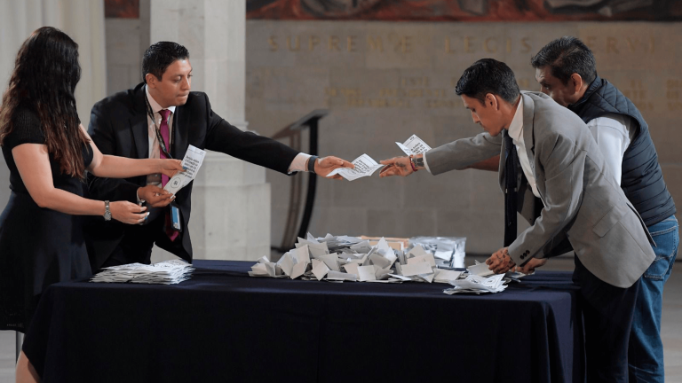 La votación inició desde la mañana en los pasillos de la sede del máximo tribunal constitucional de México. Foto EE: Especia