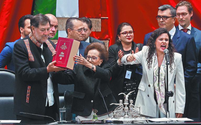 La secretaria de Gobernación, Luisa María Alcalde, entregó en la Cámara de Diputados el último informe de gobierno de AMLO. Foto EE: Eric Lugo