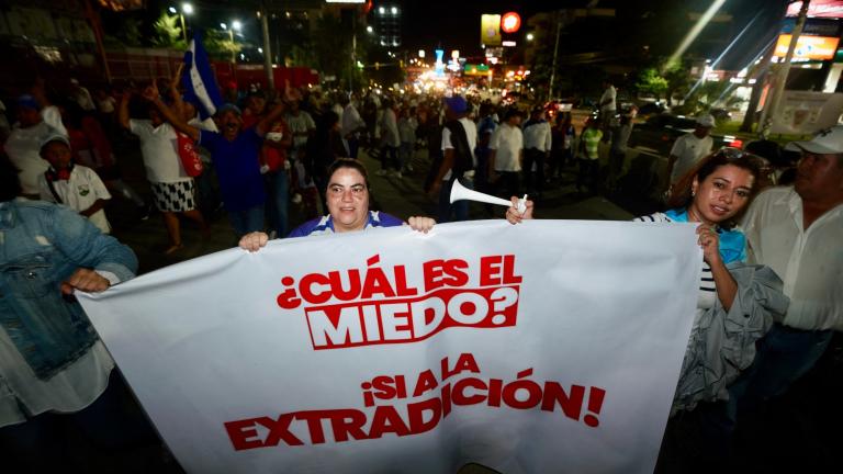 Miles de opositores az Xiomara Castro marcharon el viernes con antorchas en Honduras. Foto: AFP.