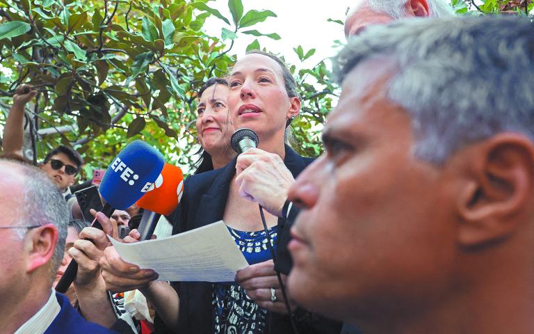 Carolina González leyó un mensaje de su padre frente al Congreso español. Foto: Reuters