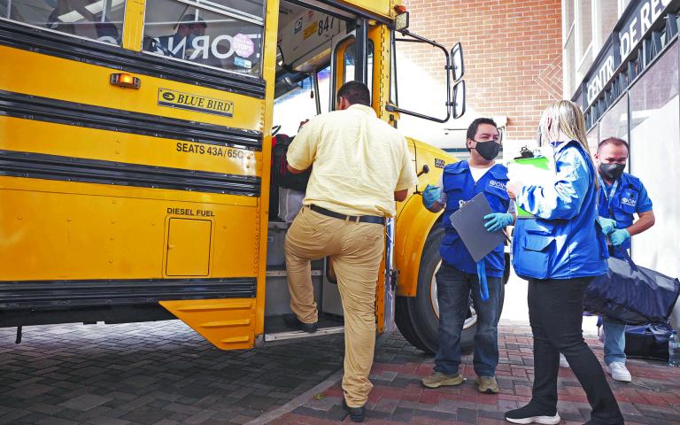 Exprisioneros políticos de Nicaragua abordaron un autobús tras aterrizar en Guatemala. Foto: Reuters