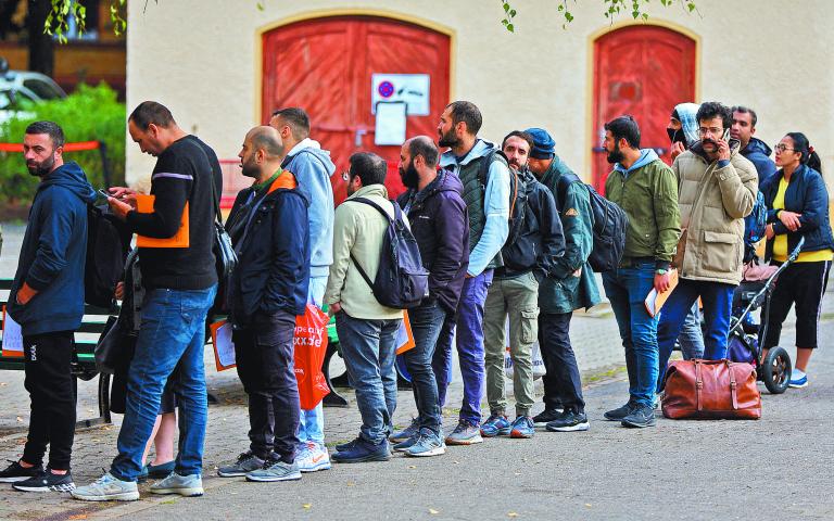 Migrantes en un centro de atención en Berlín en imagen del 6 de octubre de 2023. Foto: Reuters