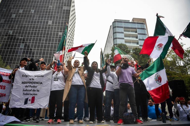 Manifestantes afuera del Senado de la República continúan protestas por la aprobación a la Reforma Judicial. Foto: AFP