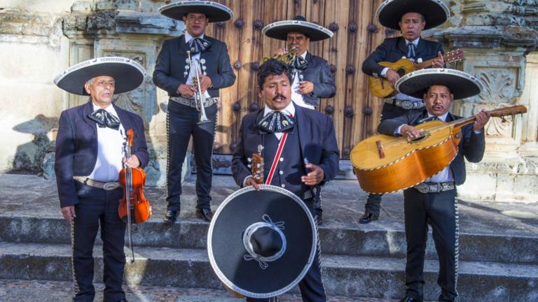 Las agrupaciones de mariachi o norteños suelen ser familiares y una segunda forma de ingreso. Foto: Shutterstock.