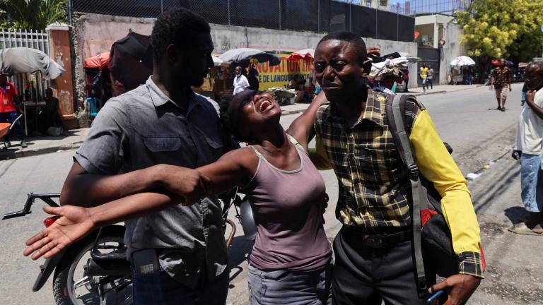 Mujer llora la muerte de su hermano, quien murió victima de un ataque por hombres armados. Foto: Reuters / Archivo.