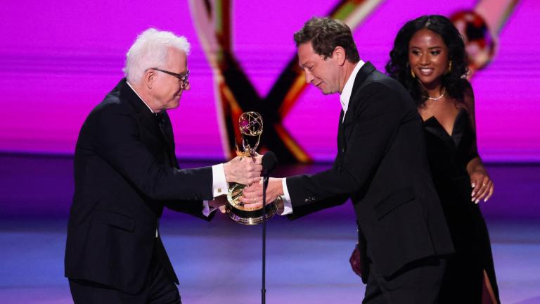 Ebon Moss-Bachrach de "The Bear " recibe el premio al Mejor Actor de Reparto en una Serie de Comedia de manos de Steve Martin en la 76.ª edición de los Premios Primetime Emmy. Foto: Reuters