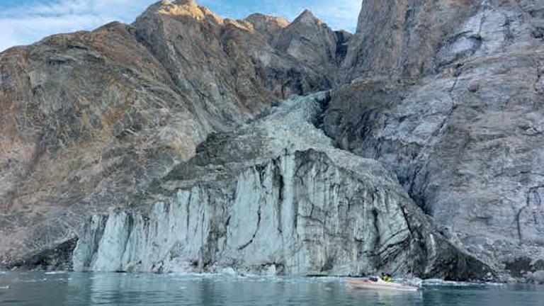 El fiordo Dickson (Groenlandia) en agosto de 2023. Apenas unas semanas después, un enorme fragmento de la montaña se deslizaría hacia el océano. Foto EE: Especial