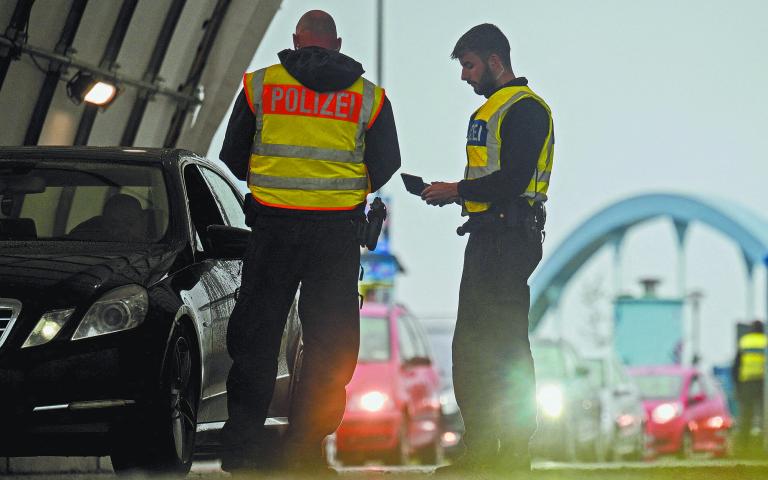 Oficiales revisaban ayer un vehículo en el cruce fronterizo Stadbruecke, entre Alemania y Polonia. Foto: Reuters