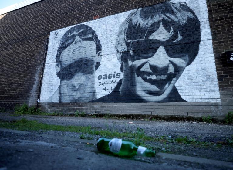 Mural dedicado a los hermanos Liam y Noel Gallagher de Oasis en Manchester. Foto: Reuters