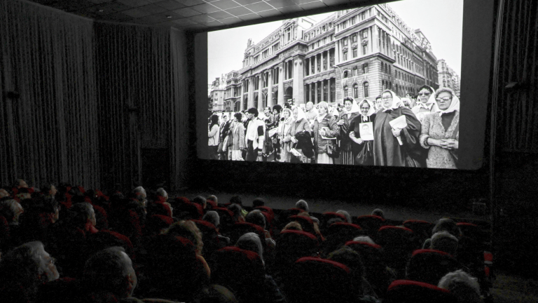 La gente ve la película "Traslados" dirigida por el argentino Nicolás Gil Lavedra en Buenos Aires el 17 de septiembre de 2024. Foto: AFP