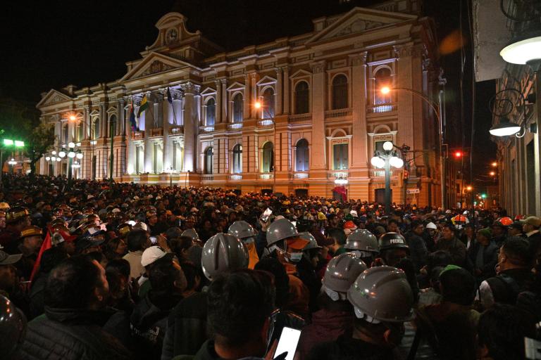 Seguidores del presidente Luis Arce se congregan frente al Palacio de Gobierno de Bolivia después de una manifestación contra el gobierno convocada por el expresidente Evo Morales. Foto: AFP