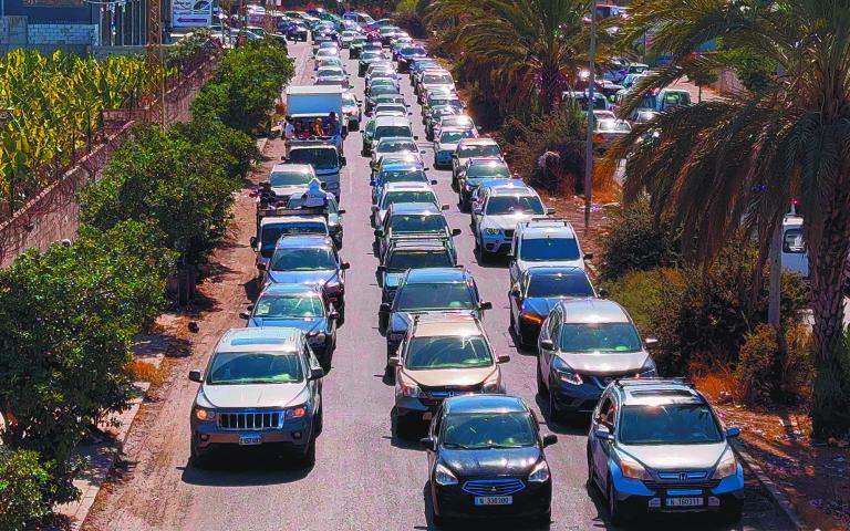 Ayer, desde la ciudad de Sidón carros abarrotaron la carretera hacia el norte de Líbano tras los bombardeos de Israel. Foto: Reuters