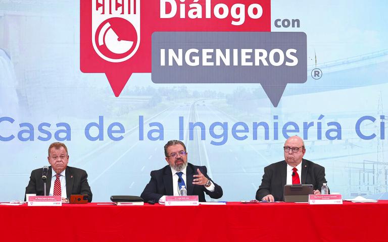 El titular de la SICT, Jorge Nuño, realizó ayer su última reunión pública con integrantes del Colegio de Ingenieros Civiles de México. Foto: Especial