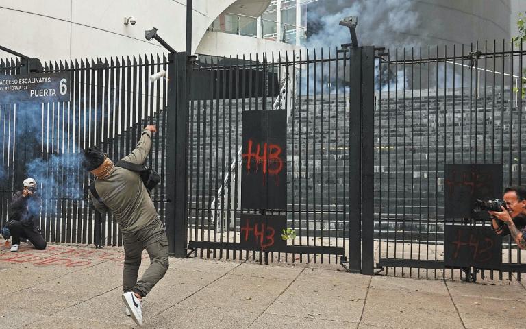 A 10 años de la desaparición de los normalistas de Ayotzinapa, ayer hubo protestas en el Senado.