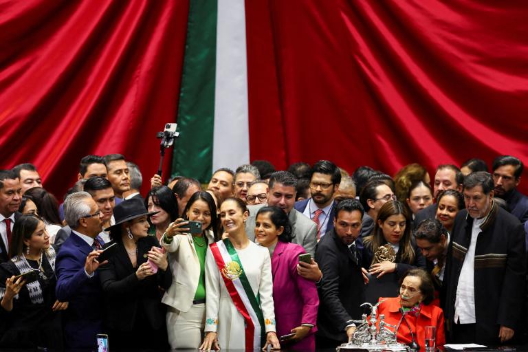 La nueva presidenta de México, Claudia Sheinbaum, posa para una selfie durante su ceremonia de Toma de Posesión en el Congreso de Unión