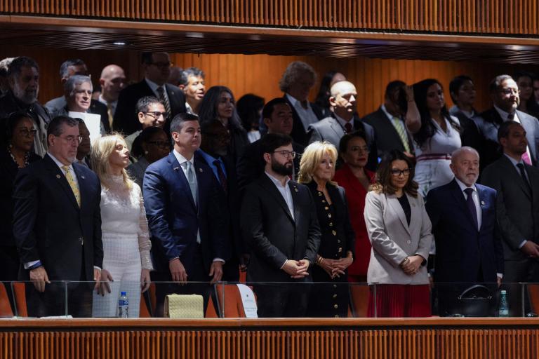 El presidente de Guatemala, Bernardo Arévalo, la presidenta de Honduras, Xiomara Castro, el presidente de Chile, Gabriel Boric, la primera dama de Estados Unidos, Jill Biden, el presidente de Brasil, Luiz Inácio Lula da Silva, y Rosangela da Silva en la ceremonia de toma de posesión de la presidenta de México, Claudia Sheinbaum, en el Congreso de la Unión.