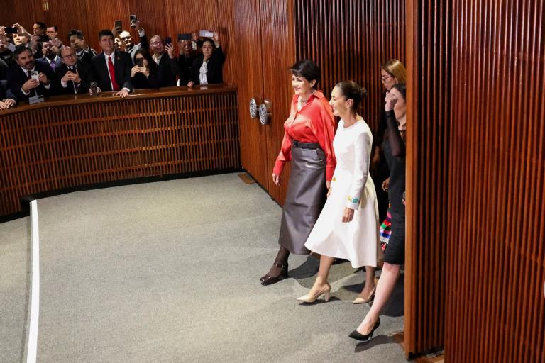 Claudia Sheinbaum, entra al pleno de la Cámara de Diputados para rendir protesta de la primera presidenta de México.