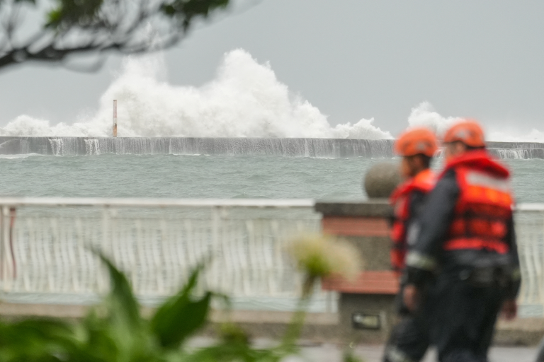 El tifón Krathon desató fuertes aguaceros y vientos en el este y sur de la isla.