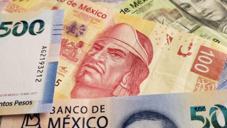 La divisa local se aprecia luego de que ayer la primera presidenta de México asumió el poder, y mientras los inversionistas asimilan cifras laborales de EU.

Para más información del tema, visita: https://www.eleconomista.com.mx/mercados/precio-dolar-hoy-2-octubre-2024-cotiza-20241002-728321.html
Twitter: https://twitter.com/eleconomista 
Sitio web: https://www.eleconomista.com.mx/ 
Facebook: https://www.facebook.com/ElEconomista.mx 

#ElEconomista #CapitalHumano #EETV