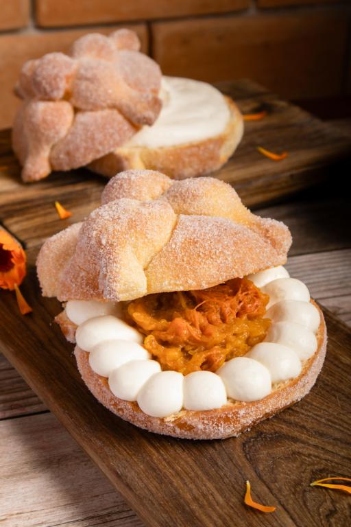 Pan de Muerto relleno de calabaza