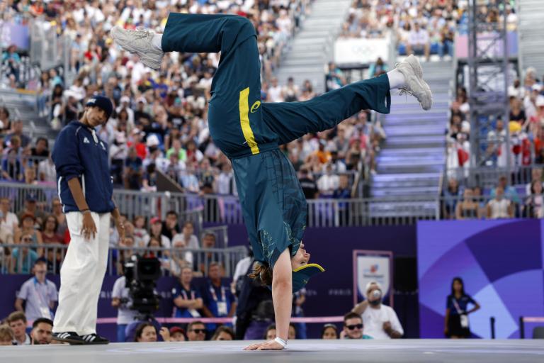 La australiana Rachael Gunn (R), conocida como Raygun, compitiendo en el round robin de danza de breaking femenino de los Juegos Olímpicos de París 2024.