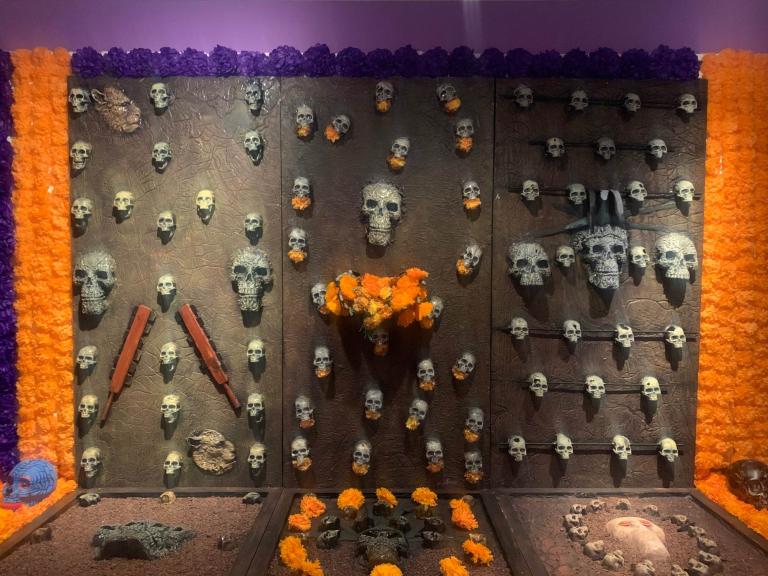 Ofrenda del Día de Muertos en el Museo Kaluz dedicado a la escultora mexicana Ángela Gurría