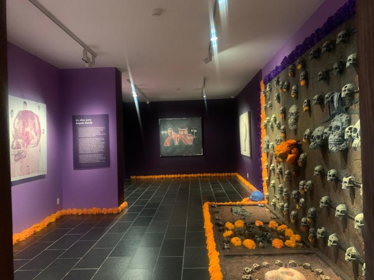 Ofrenda del Día de Muertos en el Museo Kaluz dedicado a la escultora mexicana Ángela Gurría