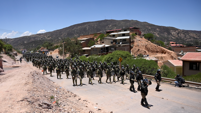 Fuerzas de seguridad bolivianas se movilizan en Parotani, Bolivia, ante bloqueos de carreteras clave por parte de grupos armados presuntamente partidarios del expresidente Evo Morales.