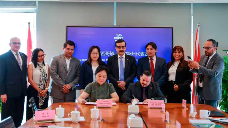 Firma de una carta de intención con el Consejo Chino de Promoción del Comercio Internacional, en Guangzhou.