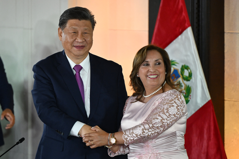 Xi Jinping, presidente de China y Dina Boluarte, presidenta de Perú.