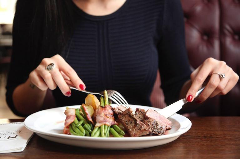 El 55.8% de la fuerza laboral en la industria restaurantera son mujeres.