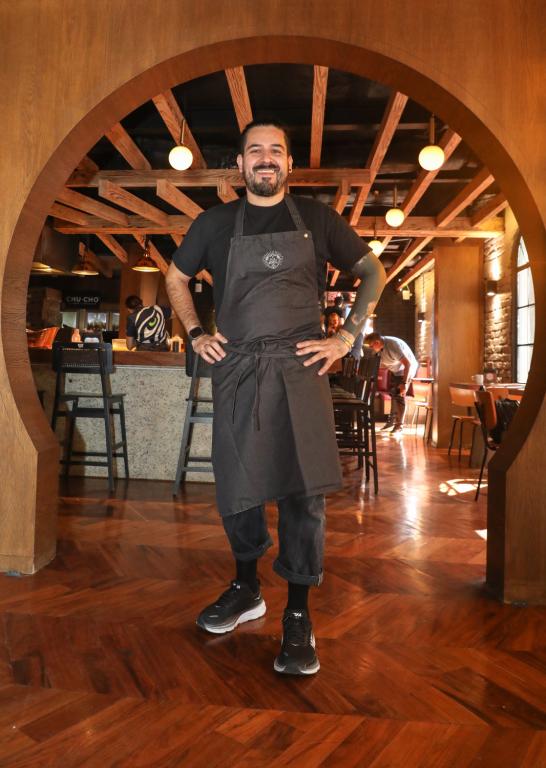 El chef Paco Méndez en su restaurante de tacos.