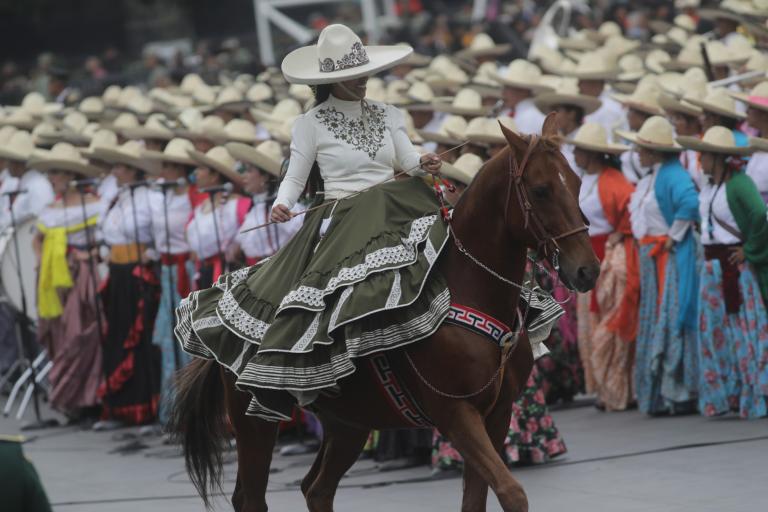 Desfile conmemorativo de la Revolución Mexicana por el 114 aniversario, encabezado por la presidenta de México, Claudia Sheinbaum.