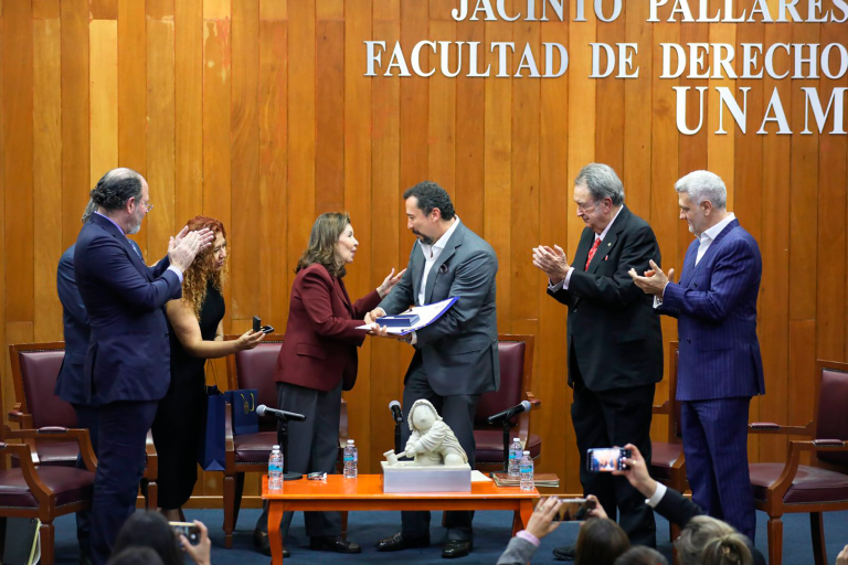 El escultor Rodrigo de la Sierra recibió la medalla Aequitas de Iure Multum Remittit.