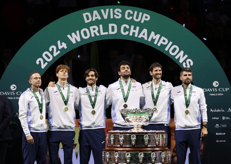 El equipo de Italia celebra subir al podio con su trofeo después de ganar la final de la Copa Davis en el estadio Palacio de Deportes José María Martín Carpena en Málaga, sur de España.