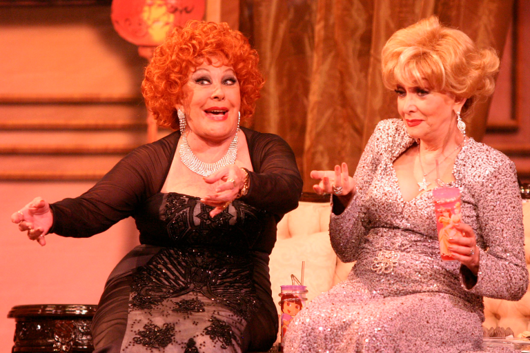 Silvia Pinal y Norma Lazareno en la puesta en escena de Adorables Enemigas, producción de 2008.