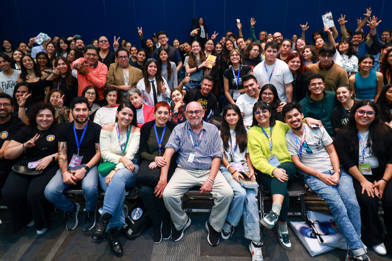 Jóvenes con Benito Taibo en la Feria Internacional del Libro de Guadalajara.