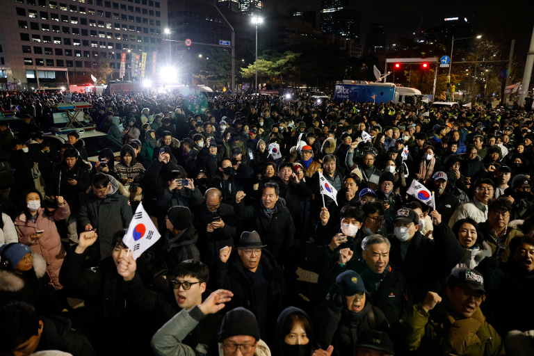 Ciudadanos protestaron afuera de la Asamblea Nacional, después de que el presidente surcoreano, Yoon Suk Yeol, declarara la ley marcial.