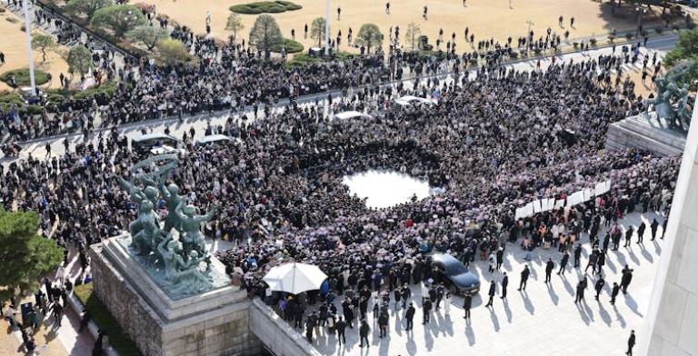 Parlamentarios de la oposición y grupos cívicos celebraron una concentración frente a la Asamblea Nacional pidiendo la dimisión del presidente Yoon Suk Yeol por su declaración de la ley marcial.