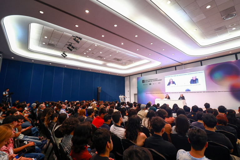 Jóvenes acudieron a la participación de Jorge Volpi en el ciclo Mil jóvenes con…, un espacio emblemático del programa FIL Joven en la Feria Internacional del Libro de Guadalajara.