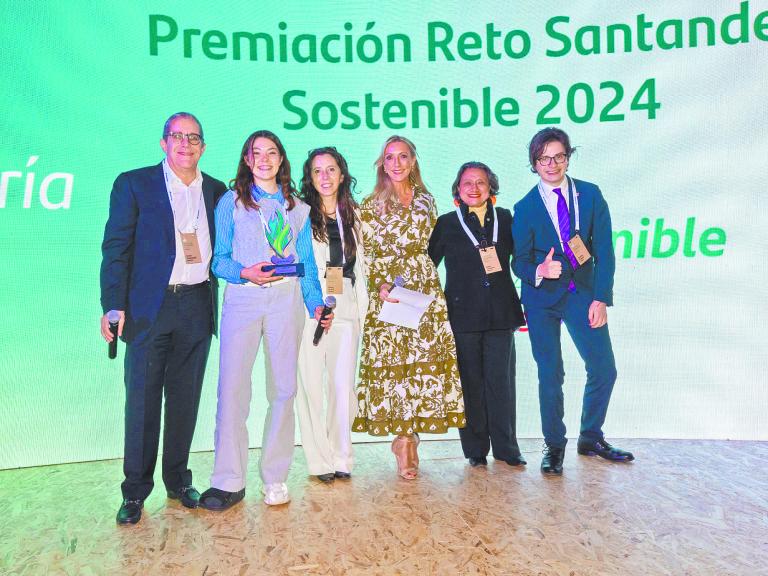 a sostenibilidad se ha convertido en una prioridad global, y en México, Santander ha tomado la delantera con el Reto Santander Sostenible, un concurso que destaca la innovación como clave para enfrentar la crisis climática.“El Reto Santander Sostenible busca impulsar emprendedores y startups con soluciones que atiendan la crisis climática que se vive en la actualidad, cuyo propósito sea el bienestar, la preservación, la restauración y protección del medio ambiente y de los recursos naturales para mitigar el cambio climático”, así lo comentó Mariuz Calvet, directora Ejecutiva de Sostenibilidad Ambiental, Responsabilidad Social y Gobierno en Banco Santander México en entrevista con El Economista.Ejes principalesCalvet explicó que el Reto Santander Sostenible del 2024 se ha enfocado en impulsar soluciones sostenibles que aporten al combate al cambio climático que se alinean con los Objetivos de Desarrollo Sostenible (ODSs). “Siendo el cambio climático un tema transversal, encontramos proyectos innovadores alineados con los ODSs”:• ODS 7 – Energía asequible y no contaminante• ODS 11 – Ciudades y comunidades sostenible• ODS 12 – Producción y consumo responsable• ODS 13 – Acción por el clima• ODS 15 – Vida de ecosistemas terrestres“El eje principal de la primera edición del Reto Santander Sostenible fue una tendencia global de sostenibilidad, buscando soluciones que atiendan la crisis climática, innovaciones con impacto global, y cuyo propósito sea la preservación, la restauración y protección del medio ambiente y de los recursos naturales para mitigar el cambio climático”.GanadoresCalvet explicó que Santander México por más de 20 años ha impulsado innovación y este año lanzaron la primera edición del Reto Santander Sostenible que se enfoca únicamente en innovación climática y sostenible. Los cuatro proyectos finalistas atienden la preservación, la restauración y protección del medio ambiente y de los recursos naturales para mitigar el cambio climático:• AgoSeta en la Categoría Emprendedor, idea lidereada por estudiantes del Tec de Monterrey y cuya solución es transformar residuos agrícolas en un sistema de producción circular, cultivando hongos Pleurotus en sustratos como rastrojo de maíz y paja de trigo. Este proceso reutiliza residuos agrícolas de manera eficiente: primero, para producir un alimento nutritivo y luego crear un suplemento digestivo para el ganado. Al añadir este suplemento en la dieta del ganado y utilizar residuos se reducen emisiones de metano en hasta un 10%, disminuyendo el impacto ambiental de la ganadería.• Celal-Mex en la categoría Startup, empresa que transforma los residuos de piña en materias primas sostenibles, específicamente celulosa ecológica. De esta forma se evita utilizar celulosa proveniente de árboles y evitar la deforestación. Esta celulosa ecológica, utilizada como relleno en pañales reduce la contaminación generada por pañales desechables.• Sarkixtia: finalista en la categoría emprendedor, cuya idea es crear rollos de embalaje biodegradable fabricado a partir de sargazo.• Greenfluidics: finalista en la categoría Startup, empresa que produce Biopaneles Solares Inteligentes, integrando sistemas de microalgas con celdas fotovoltaicas para crear fachadas vivientes que no solo generan energía limpia, sino que también purifican el aire, imitando las capacidades regenerativas de la naturaleza.¿Qué ganan?La directiva mencionó que los beneficios a los ganadores “es Capital Semilla de por hasta un millón de pesos, cursos de formación en línea para todos los integrantes del equipo por parte de universidades en el extranjero, la posibilidad de ser elegidos para participar en el reto Global Santander X100, convocado por Santander Global, cuyo objetivo es apoyar a las Startups más destacadas. Además de tener la posibilidad de presentar sus soluciones a los principales empresarios, fondos e inversionistas del país”.Explicó que el objetivo de la institución bancaria es acompañar a sus clientes a transicionar hacia modelos de negocio más sostenibles e innovadores, “por ello buscamos traer soluciones innovadoras y que se puedan generar alianzas de alto impacto”.Prácticas sosteniblesDijo que el cambio climático, la pérdida de biodiversidad y la polarización social son algunos de los mayores riesgos para la humanidad según el Reporte de Riesgos 2024 del Foro Económico Mundial. “Por ello, Santander llama a los empresarios a integrar prácticas sostenibles en sus modelos de negocio”.Por su parte, a los emprendedores los invita a seguir innovando. “Cada vez surgen más proyectos relevantes para Enfrentar los retos de sostenibilidad, y queremos ser un aliado permanente en su crecimiento”, concluyó Mariuz Calvet.