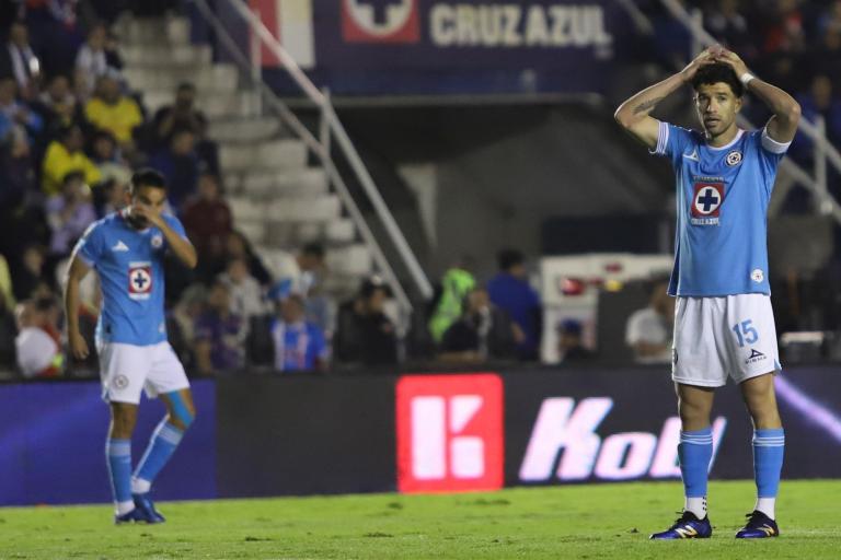 Ignacio Rivero, jugador de Cruz Azul, se lamenta luego de fallar una jugada.