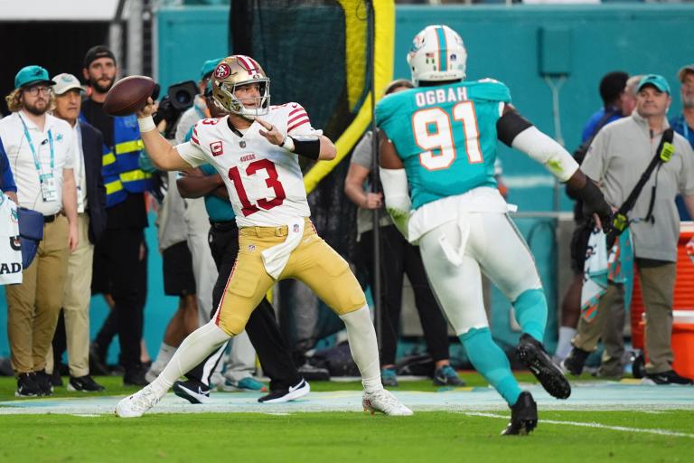 Brock Purdy, quarterback de San Francisco 49ers hace un pase antes de ser interceptado por un jugador de los Miami Dolphins.