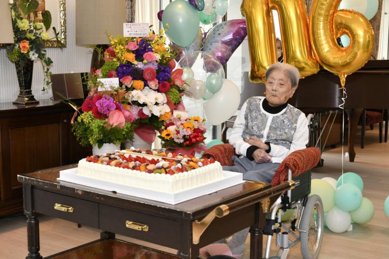 Fotografía de archivo tomada el 23 de mayo de 2024, donde se muestra a la japonesa Tomiko Itooka celebrando su 116 cumpleaños en la ciudad de Ashiya, prefectura de Hyogo.