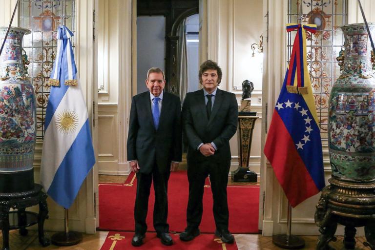 El líder opositor venezolano, Edmundo Gonzalez Urrutia, junto al presidente argenitno Javier Milei.